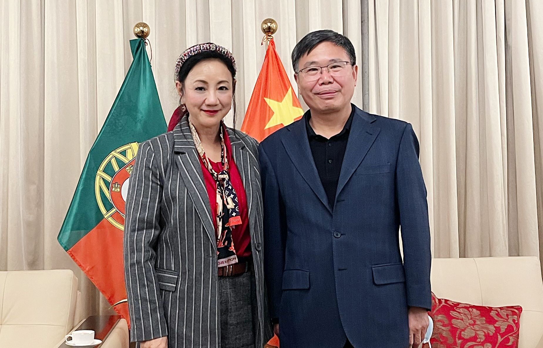 Comendadora Rita Santos, Presidente do Conselho Regional da Ásia e da Oceânia das Comunidades Portuguesas, reuniu-se com Dr. Zhao Bentang, Embaixador da China em Portugal.